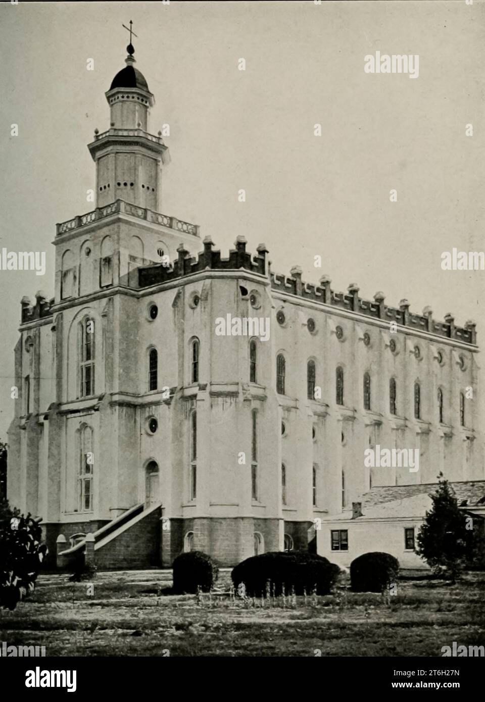 Tempio mormone, St. George dal libro " Utah, the Land of Blossoming Vleys " parte della serie " SEE America First " di George Wharton James pubblicato nel 1922 dalla Page Company Utah, The Land of Blossoming Vleys: la storia dei suoi rifiuti desertici, delle sue enormi e fantastiche formazioni rocciose e dei suoi fertili giardini nelle valli riparate; un'indagine sulle sue industrie in rapido sviluppo; un resoconto dell'origine, dello sviluppo e delle credenze della chiesa mormone; e capitoli sulla flora e la fauna, e sulle meraviglie panoramiche che sono un patrimonio di tutti gli americani Foto Stock
