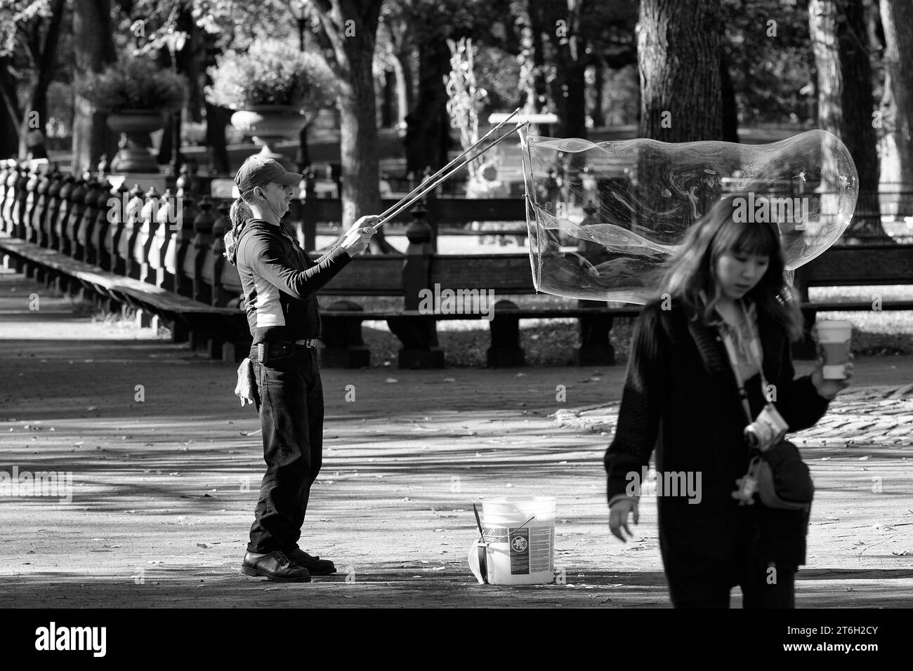 Street Performer che soffia bolle molto grandi a Central Park, New York, Stati Uniti. Foto Stock