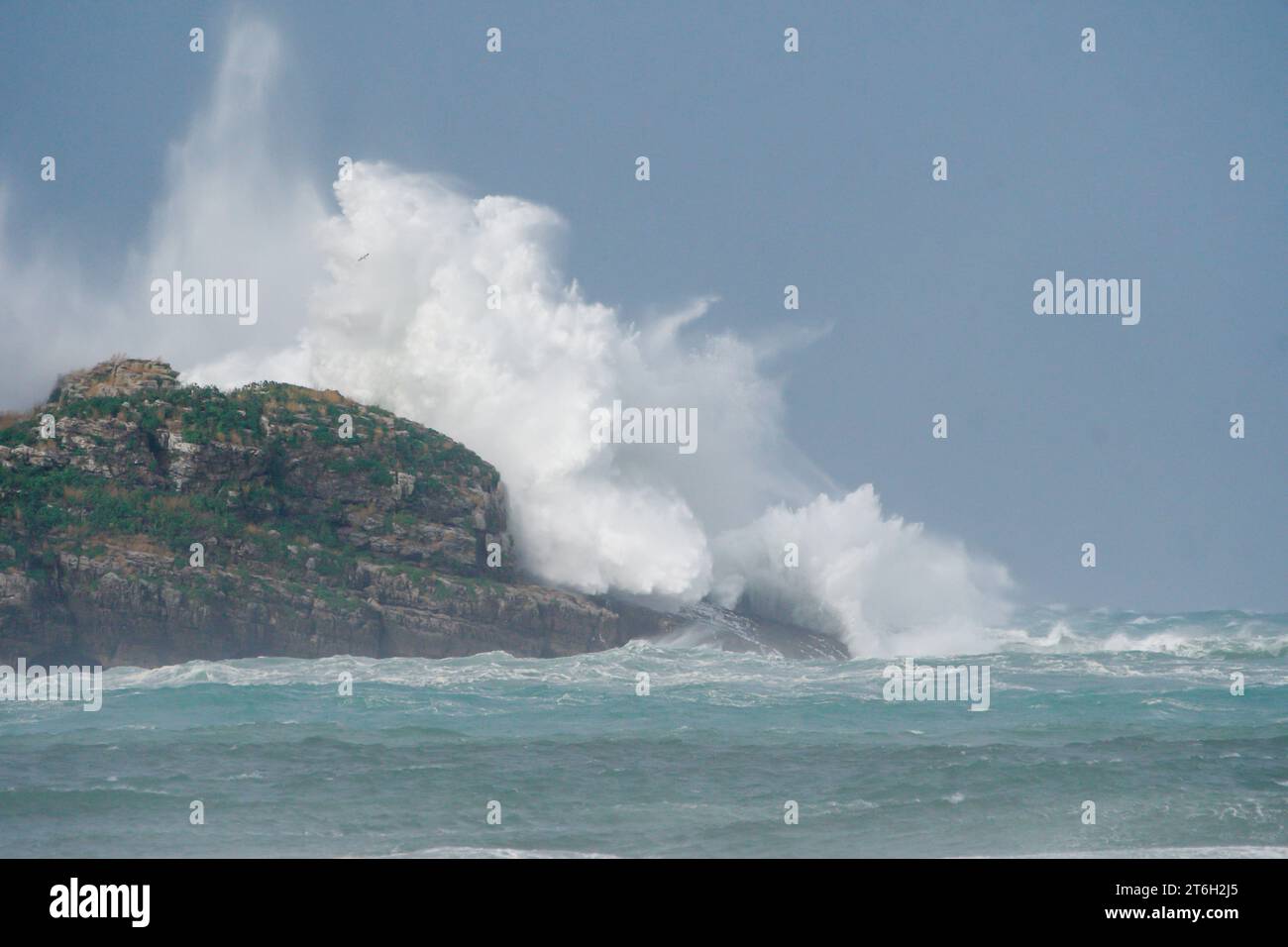 Faro di Mouro Island con onde forti Foto Stock