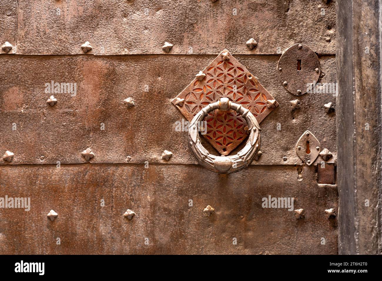 Türklopfer aus Metall, a Finalborgo, finale Ligure, Riviera di Ponente, Ligurien, Italien, Europa | Metal door knocker, Finalborgo, finale Ligure, R. Foto Stock