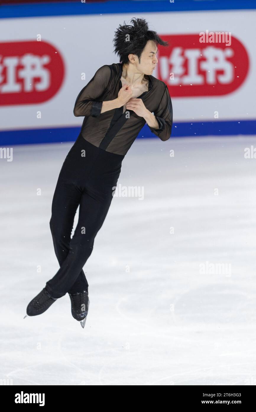Chongqing. 10 novembre 2023. Yamamoto Sota del Giappone si esibisce durante il programma corto maschile al Cup of China ISU Grand Prix of Figure Skating 2023 nel sud-ovest della Cina, comune di Chongqing, 10 novembre 2023. Crediti: Huang Wei/Xinhua/Alamy Live News Foto Stock