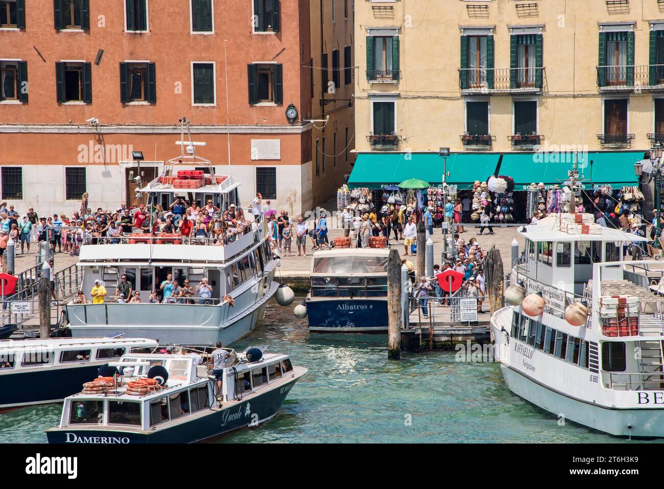 Venezia, Italia - 13 giugno 2016: Barche e turisti riempiono il porto vicino a Piazza San Marco, spesso conosciuta come Piazza San Marco. Foto Stock