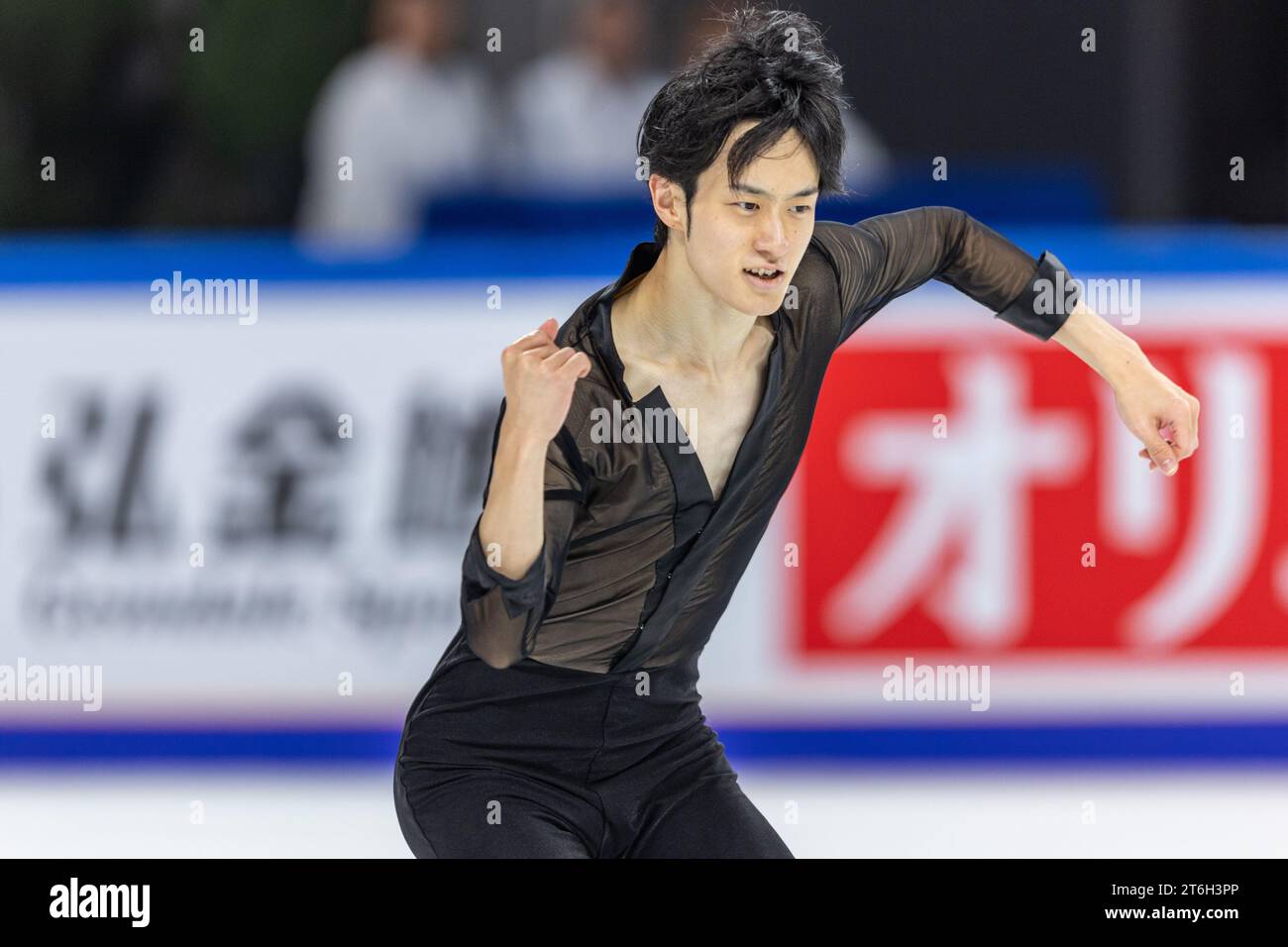 Chongqing. 10 novembre 2023. Yamamoto Sota del Giappone si esibisce durante il programma corto maschile al Cup of China ISU Grand Prix of Figure Skating 2023 nel sud-ovest della Cina, comune di Chongqing, 10 novembre 2023. Crediti: Chu Jiayin/Xinhua/Alamy Live News Foto Stock