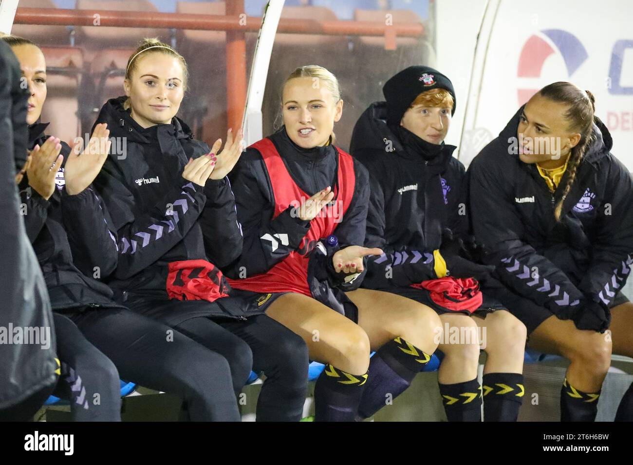 Aldershot, Regno Unito. 8 novembre 2023. Panchina di Southampton durante la partita di conti Cup tra Reading e Southampton allo stadio EBB, Foto Stock