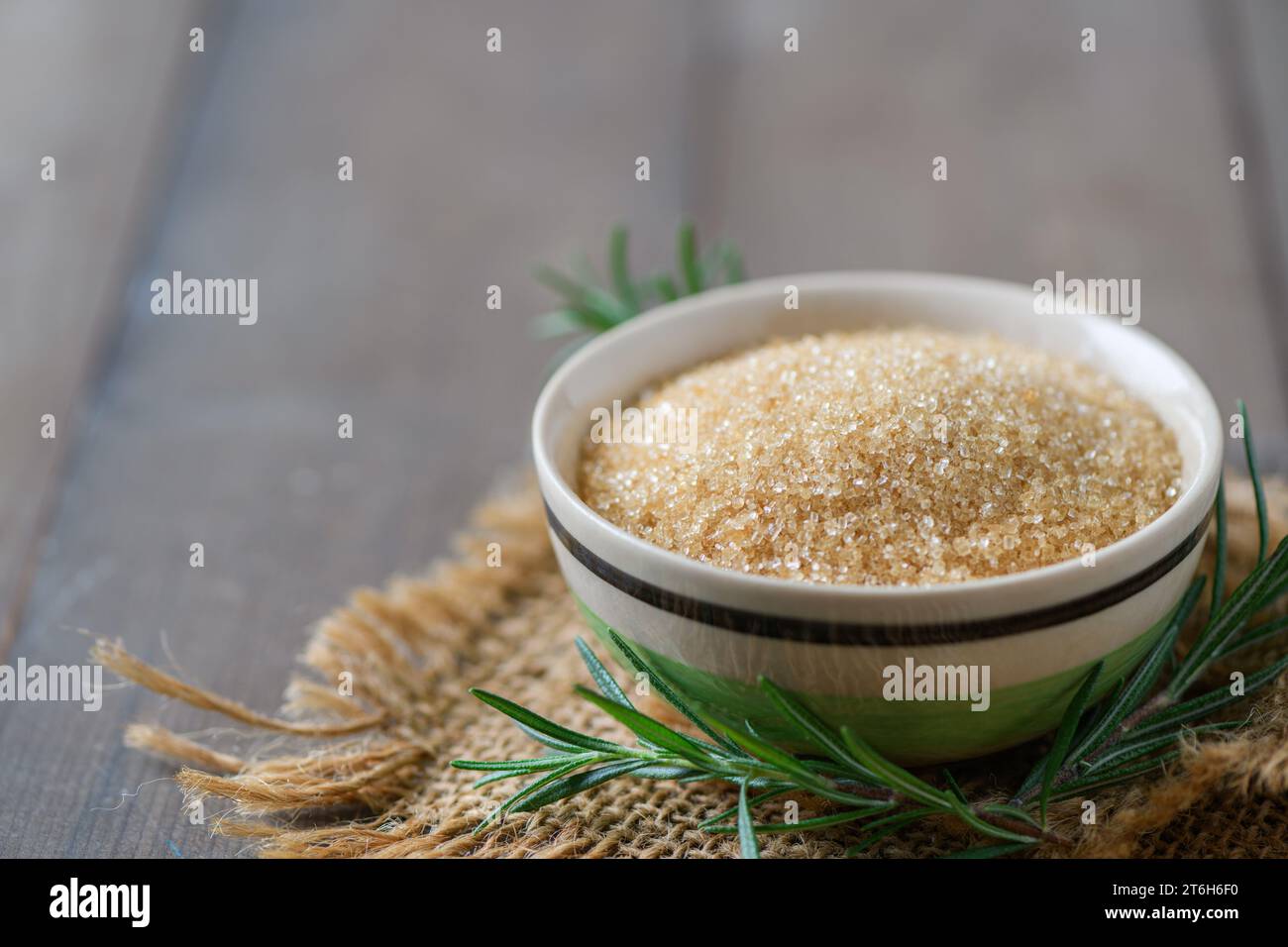 Zucchero di canna in recipiente su fondo di legno, lo zucchero di canna aggiunge sapore ai dessert e ai prodotti da forno»»»» Foto Stock