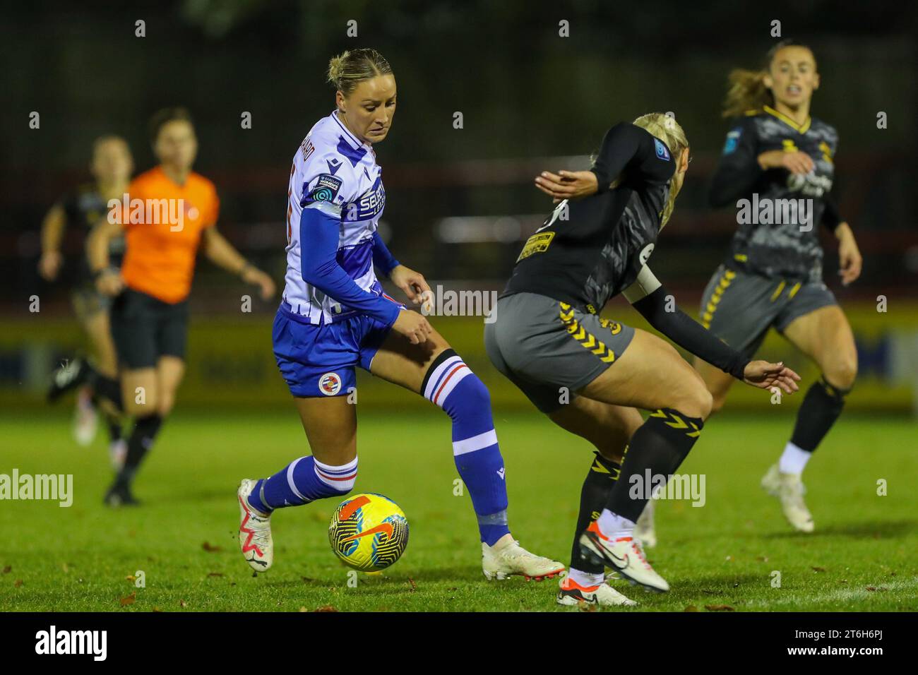Aldershot, Regno Unito. 8 novembre 2023. Durante la partita di conti Cup tra Reading e Southampton allo stadio EBB, Foto Stock Aldershot, Regno Unito. 8 novembre 2023. Durante la partita di conti Cup tra Reading e Southampton allo stadio EBB, Foto Stock