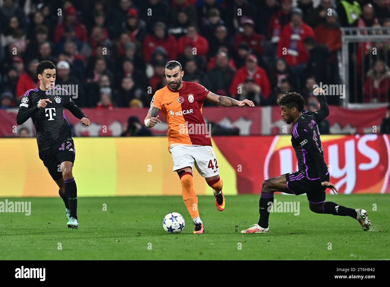 MONACO DI BAVIERA, GERMANIA - 8 NOVEMBRE: Jamal Musiala, Kingsley Coman di Bayern Monaco e Abdulkerim Bardakcõ di Galatasaray durante la UEFA Champions League m. Foto Stock