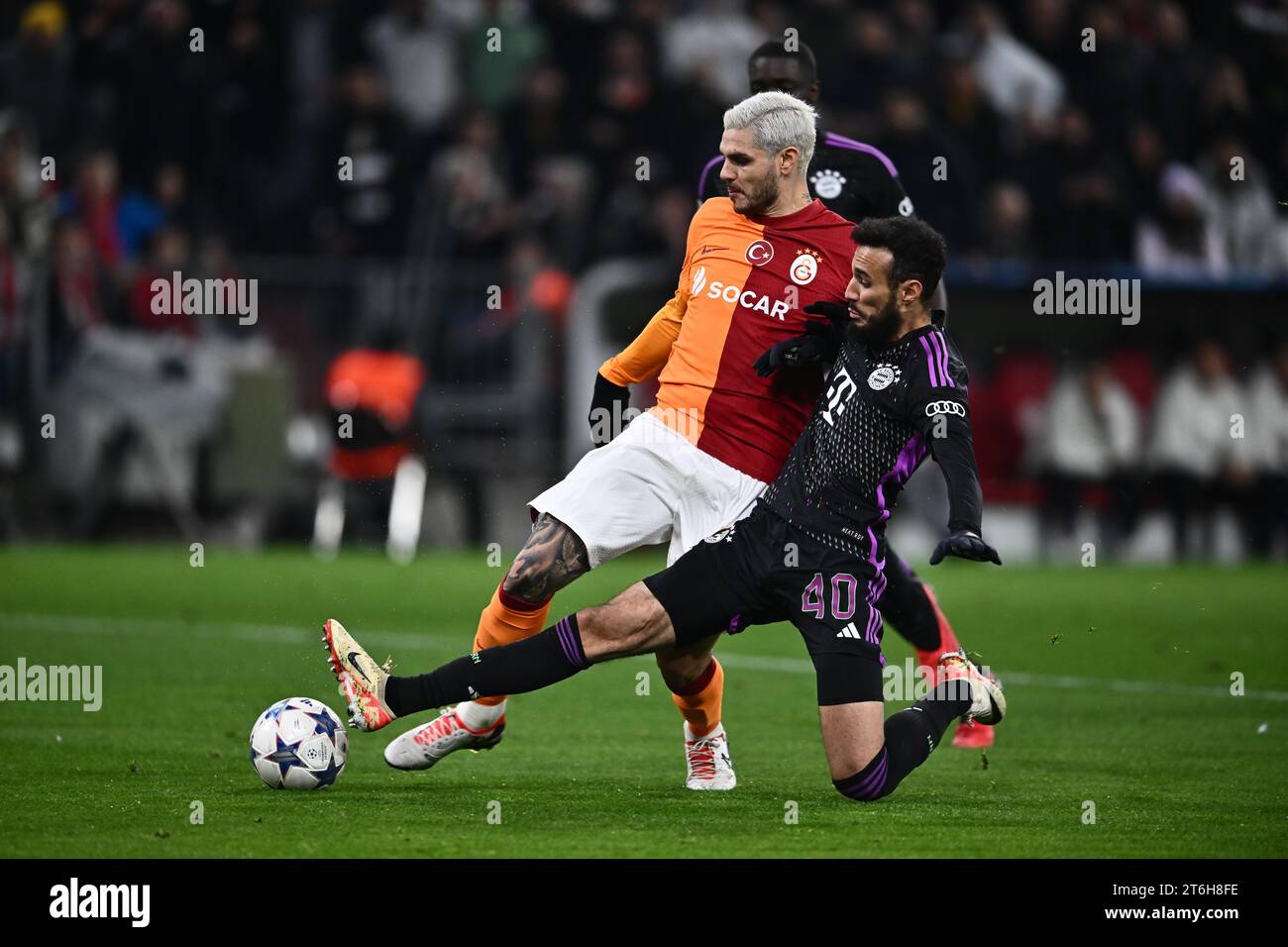 MONACO DI BAVIERA, GERMANIA - 8 NOVEMBRE: Noussair Mazraoui di Bayern Monaco Mauro Icardi di Galatasaray durante la partita di UEFA Champions League tra FC Bayern Foto Stock