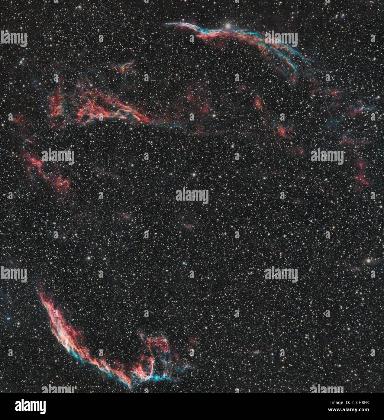 Immagine della nebulosa velo, nota anche come Cygnus Loop scattata con la mia Canon 700D, SkyWatcher EvoGuide ED50, Star Adventurer di Cipro Foto Stock