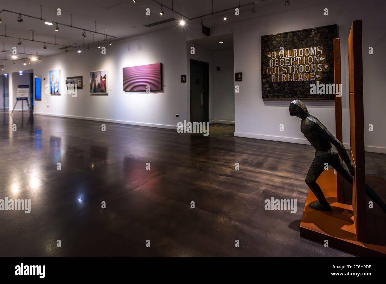 Una galleria d'arte contemporanea conduce, al Radisson Blu Aqua Hotel di Chicago, Illinois, Stati Uniti, alle aree "Ballrooms", "Reception", "Guestrooms" e "Fire Lake", una figura di bronzo in corsa si trova alla fine del corridoio. Il ristorante FireLake dell'hotel serve cucina farm-to-table. L'hotel occupa i piani inferiori dell'Aqua Tower, progettato nel 2009 dall'architetta Jeanne Gang. Foto Stock