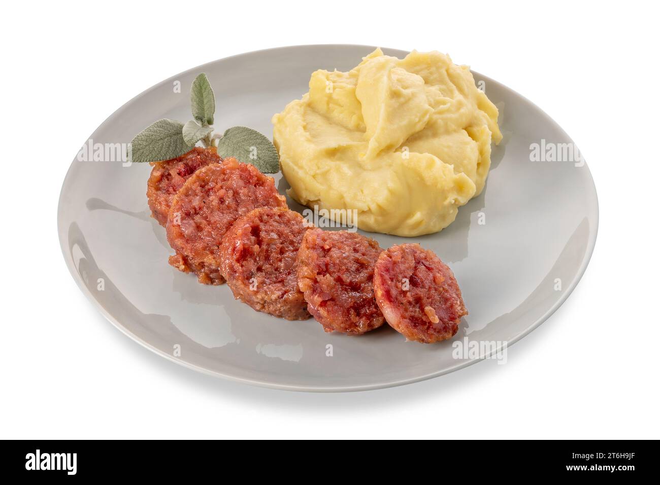 Fette di salsiccia cotta cotechino con purè di patate e foglie di salvia su piatto isolato su bianco con percorso di ritaglio incluso Foto Stock