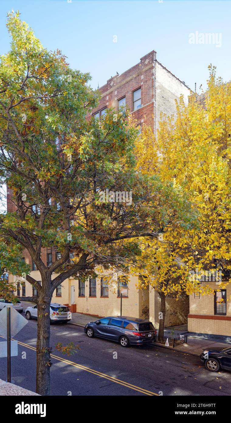 10-22 Fairview Avenue, un complesso di appartamenti progettato da Emery Roth, costruito nel 1923. L'ala ovest ha un piano aggiuntivo a causa della pendenza del sito. Foto Stock