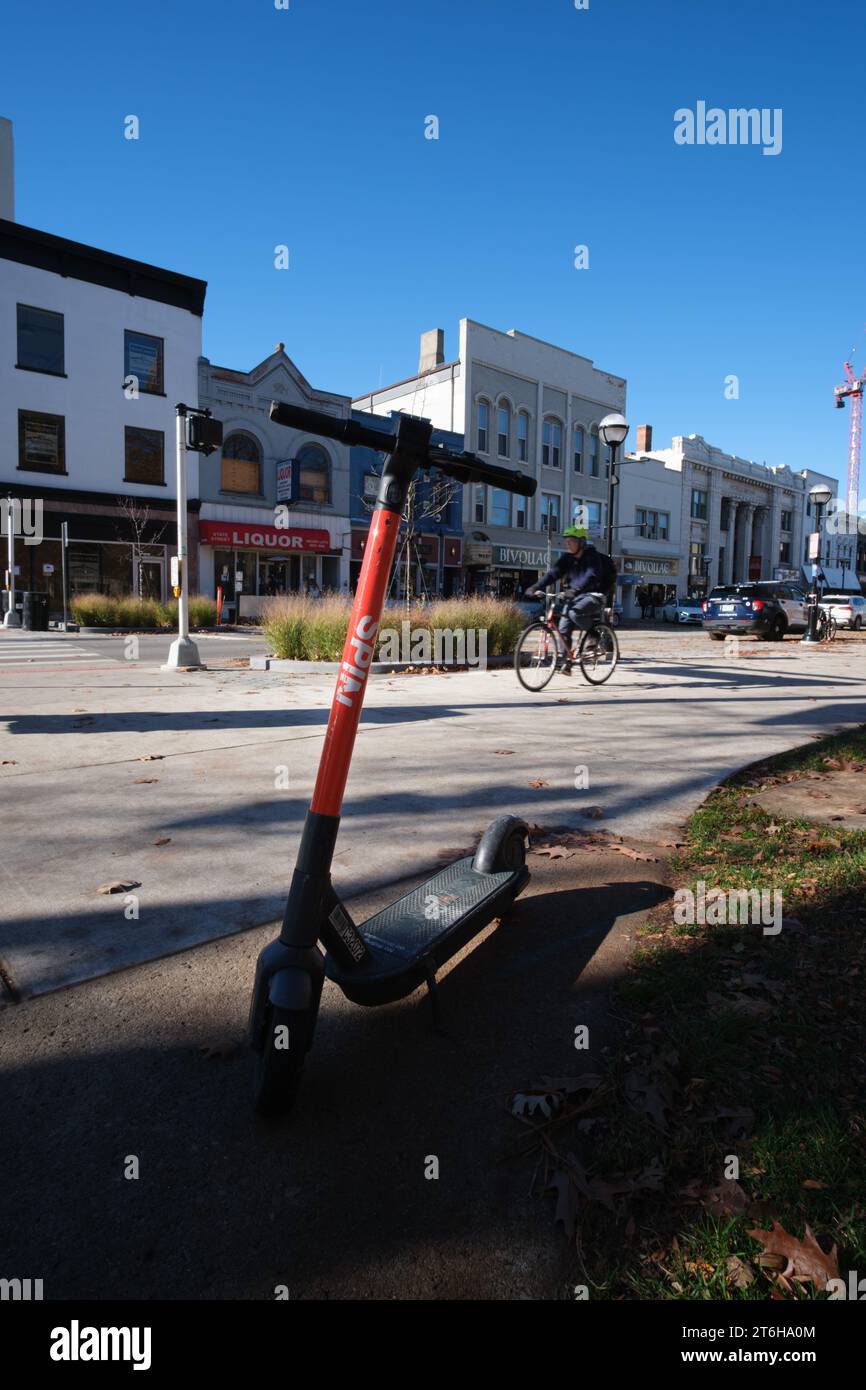 Noleggio scooter elettrico parcheggiato su un marciapiede nel centro di Ann Arbor, Michigan, USA Foto Stock