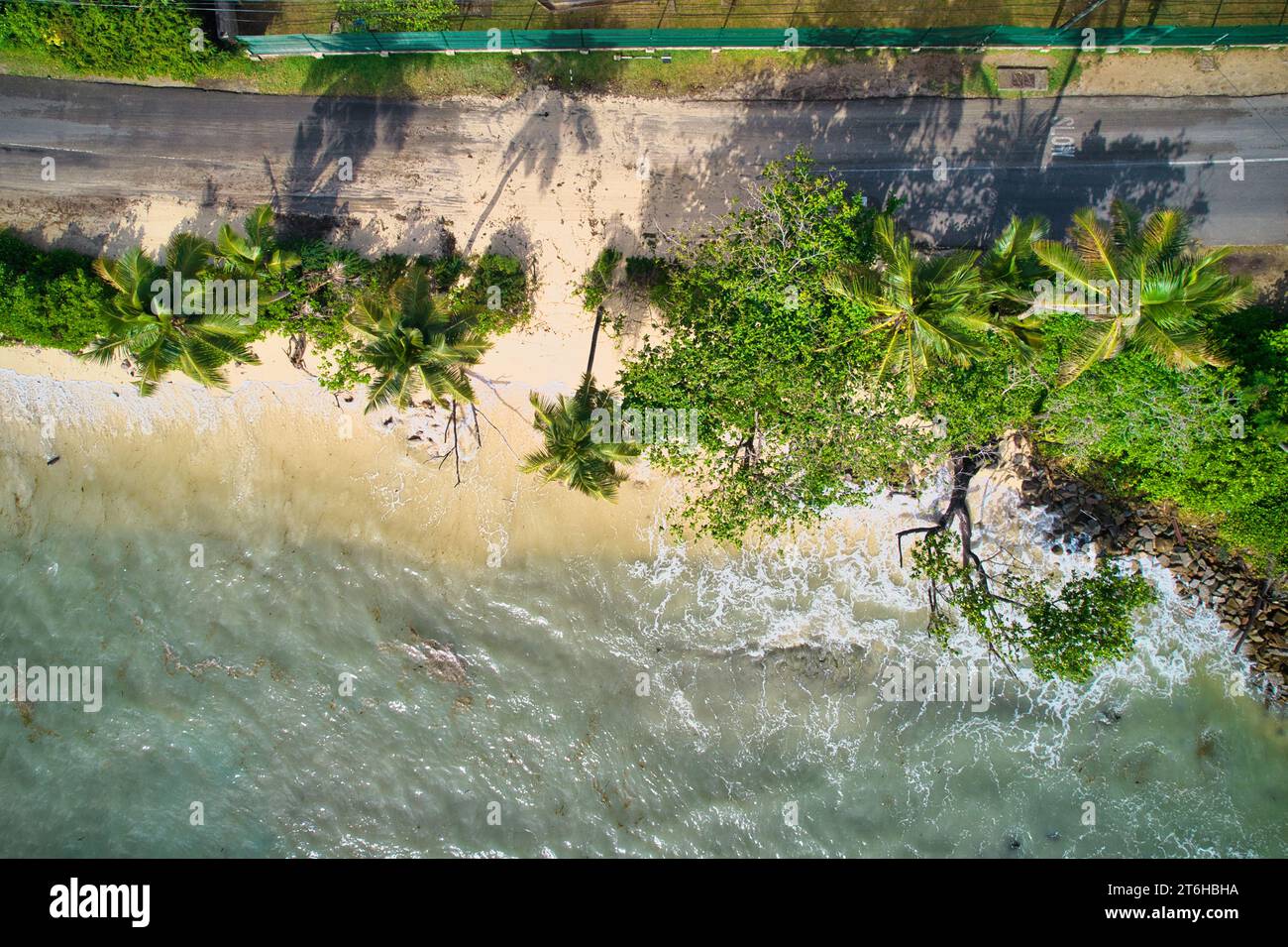 Fotografia di droni effetto del cambiamento climatico, riscaldamento globale, innalzamento del livello del mare ad anse royale, Mahe, Seychelles Foto Stock