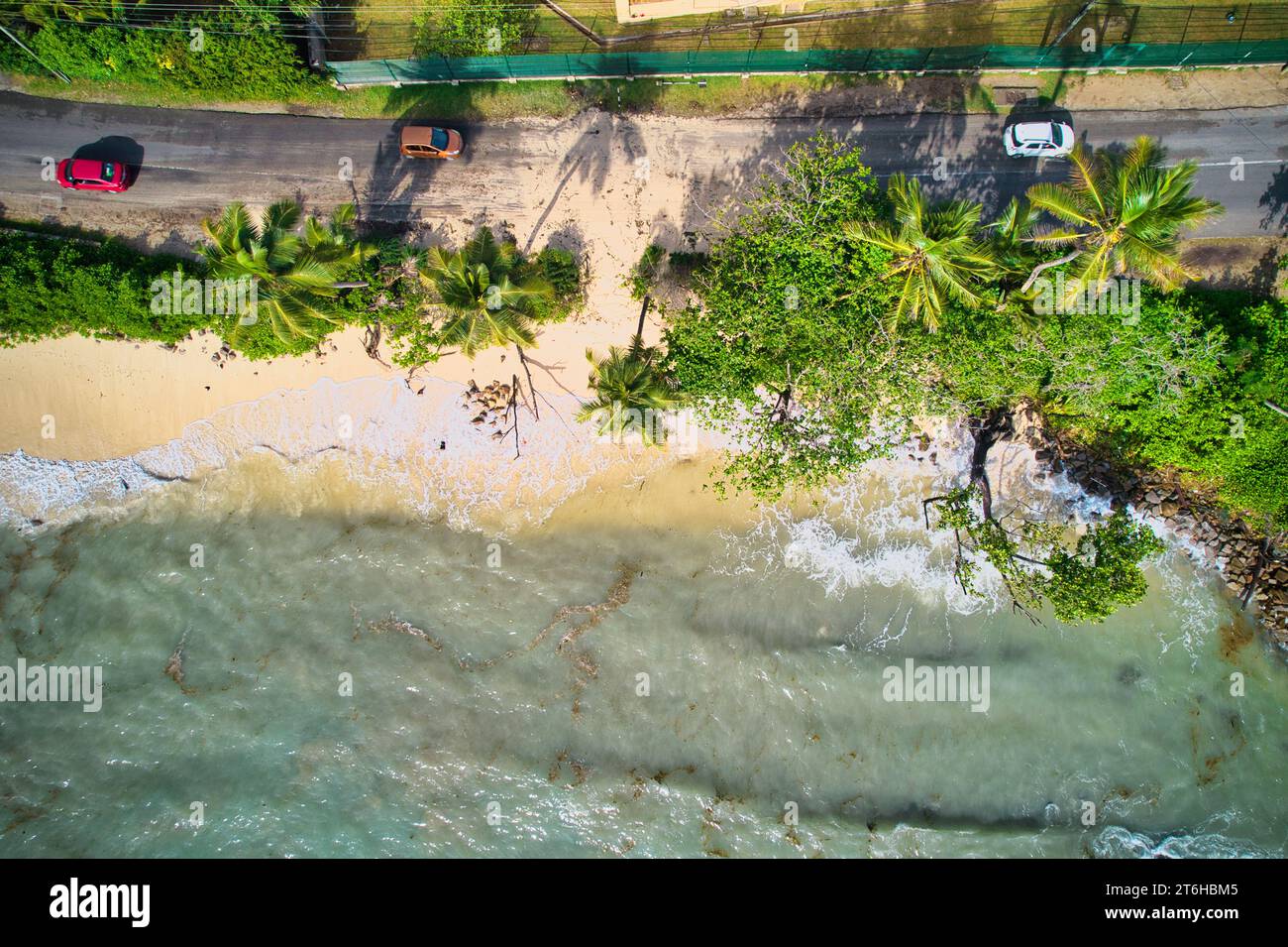 Fotografia di droni effetto del cambiamento climatico, riscaldamento globale, innalzamento del livello del mare ad anse royale, Mahe, Seychelles Foto Stock