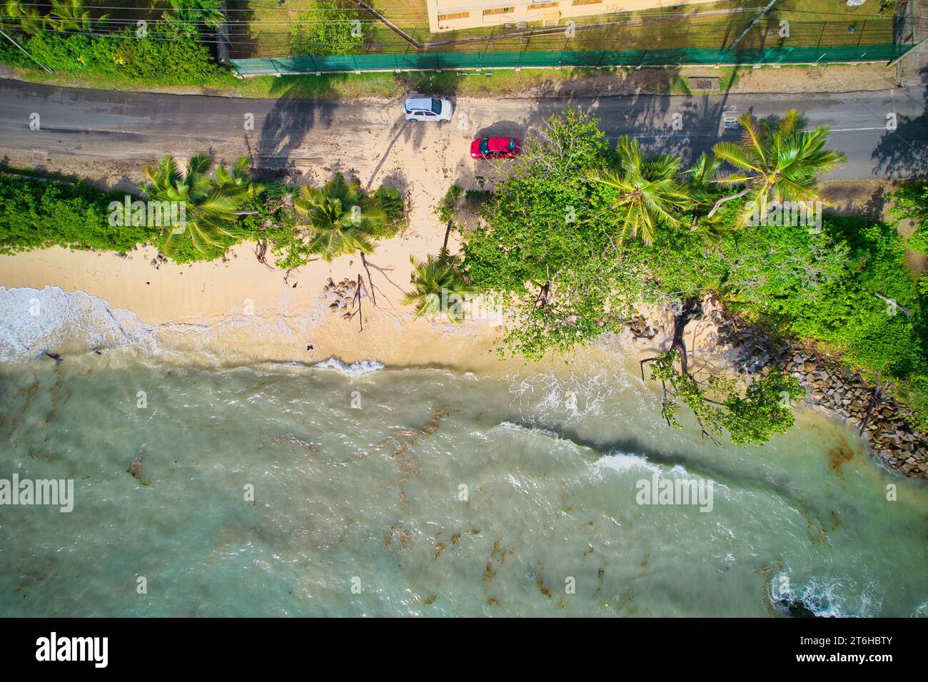 Fotografia di droni effetto del cambiamento climatico, riscaldamento globale, innalzamento del livello del mare ad anse royale, Mahe, Seychelles Foto Stock