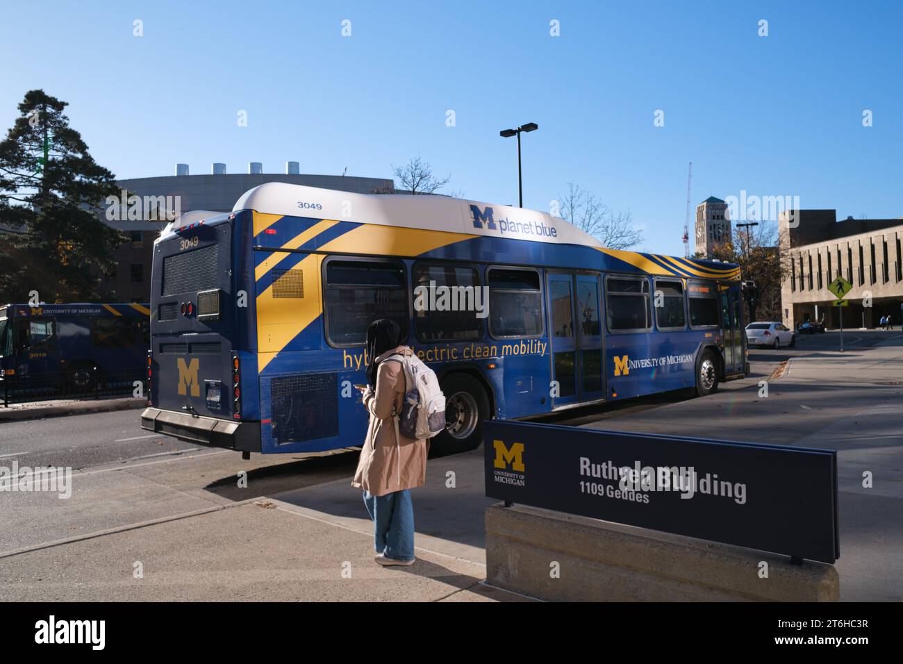 Autobus e studente dell'Università del Michigan Foto Stock