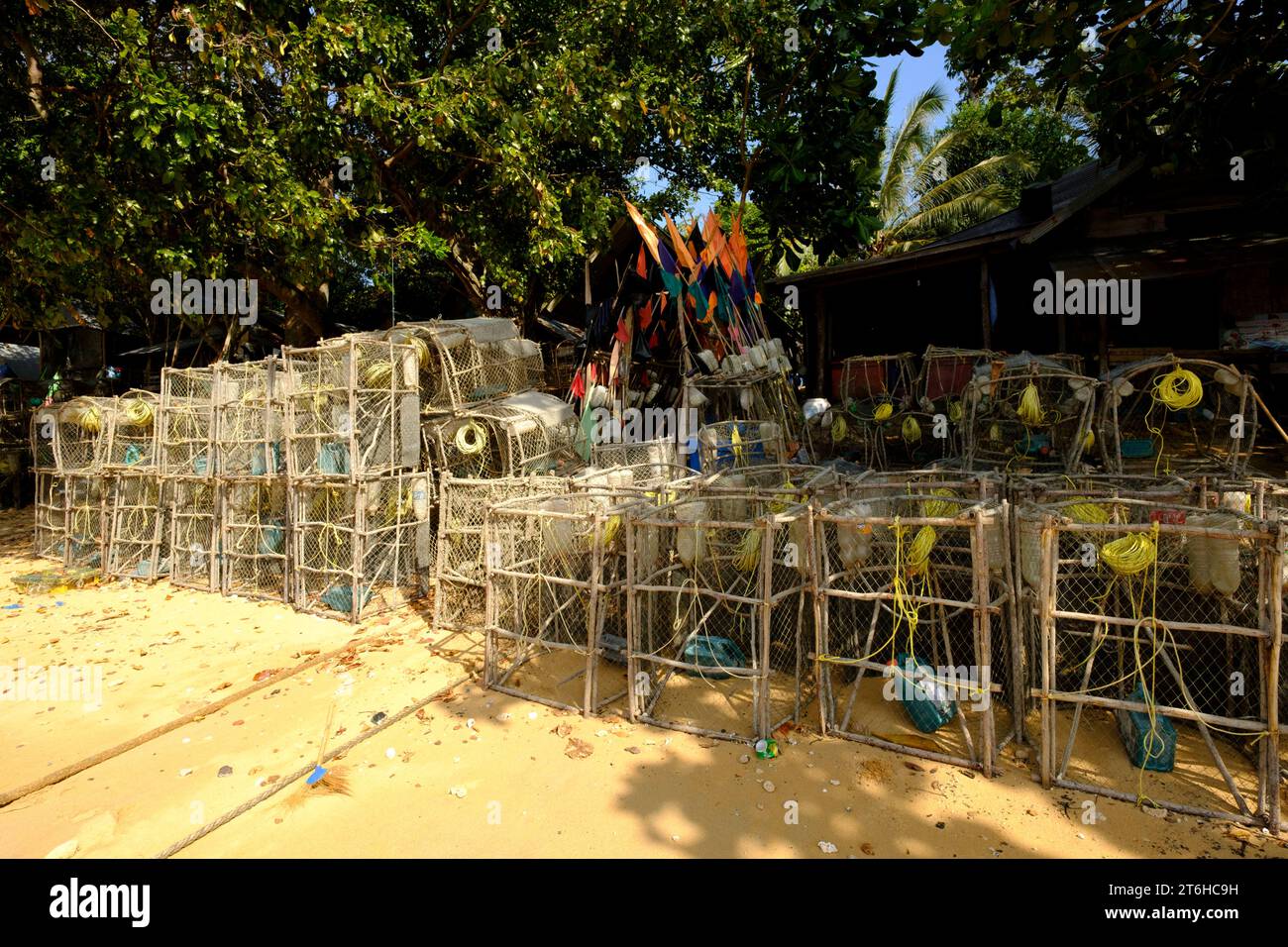 Reusen vor den Hütten der Krabbenfischer am Strand - Mango Bay - Koh Bulon le - Thailandia, gennaio 2020 **** trappole di pesce di fronte alle capanne di pescatori di granchio sulla spiaggia di Mango Bay Koh Bulon le Thailand, gennaio 2020 credito: Imago/Alamy Live News Foto Stock