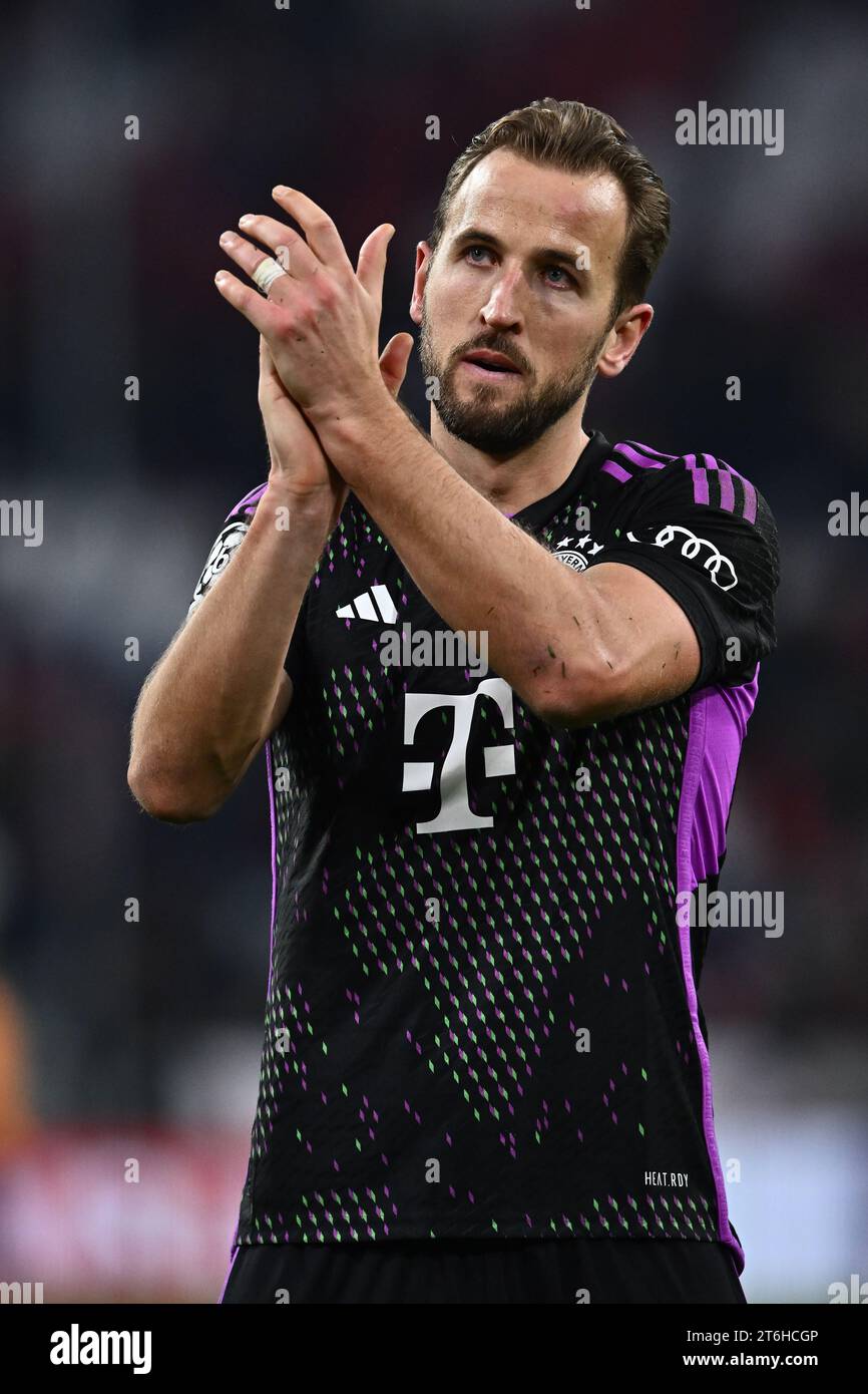 MONACO DI BAVIERA, GERMANIA - 8 NOVEMBRE: Harry Kane del Bayern Munchen applaude i tifosi casalinghi durante la partita di UEFA Champions League tra il Bayern Munchen e. Foto Stock