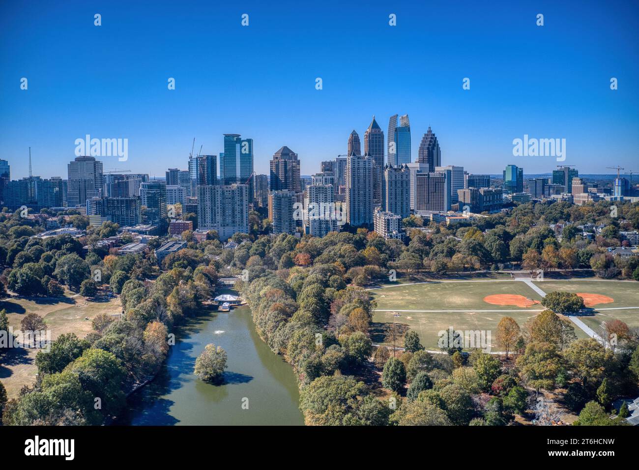 Vista aerea panoramica dello skyline di Atlanta scattata dal Piedmont Park con il lago Clara Meer Foto Stock