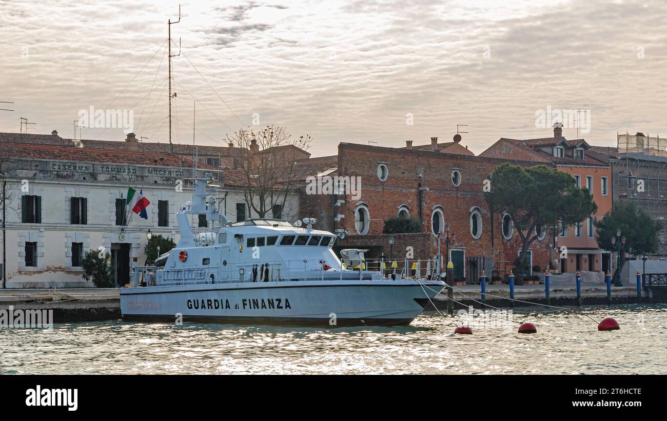 Venezia, Italia - 9 gennaio 2017: Nave della Guardia di Finanza della forza di polizia finanziaria Italiana di fronte alla stazione base Navale Caserna Tommaso Mocenigo. Foto Stock