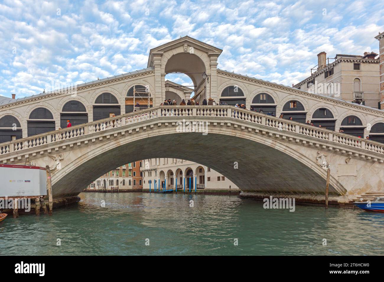 Venezia, Italia - 9 gennaio 2017: Attrazione turistica Ponte di Rialto sul Canal grande in inverno. Foto Stock