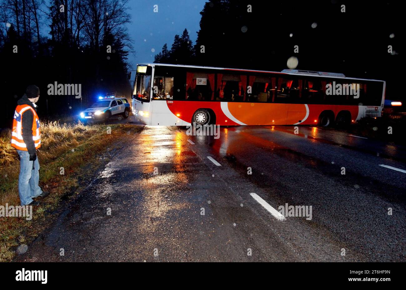 Un incidente d'autobus sulla strada 36 vicino a Borensberg, Svezia. Polizia sul posto. Foto Stock