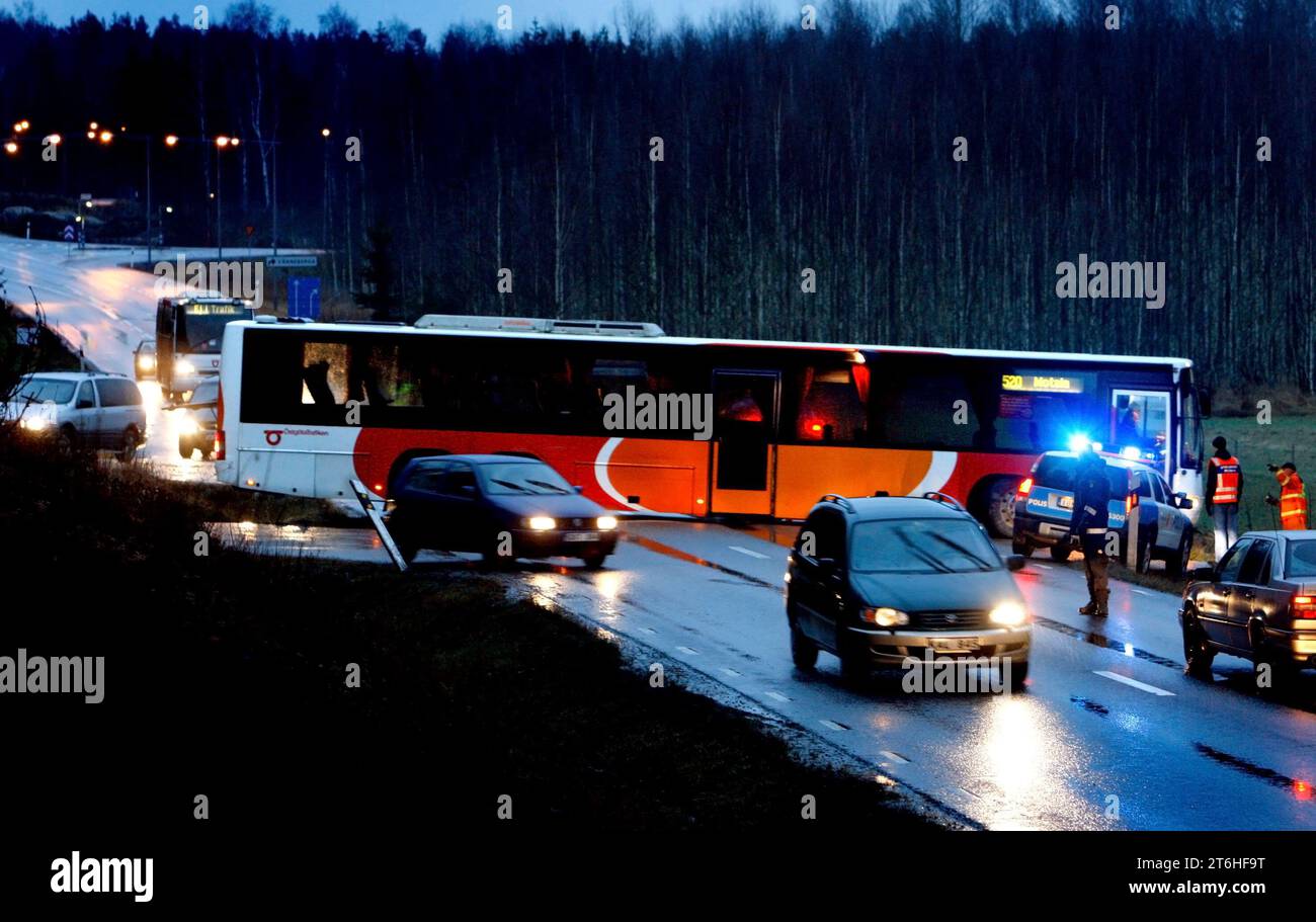 Un incidente d'autobus sulla strada 36 vicino a Borensberg, Svezia. Polizia sul posto. Foto Stock