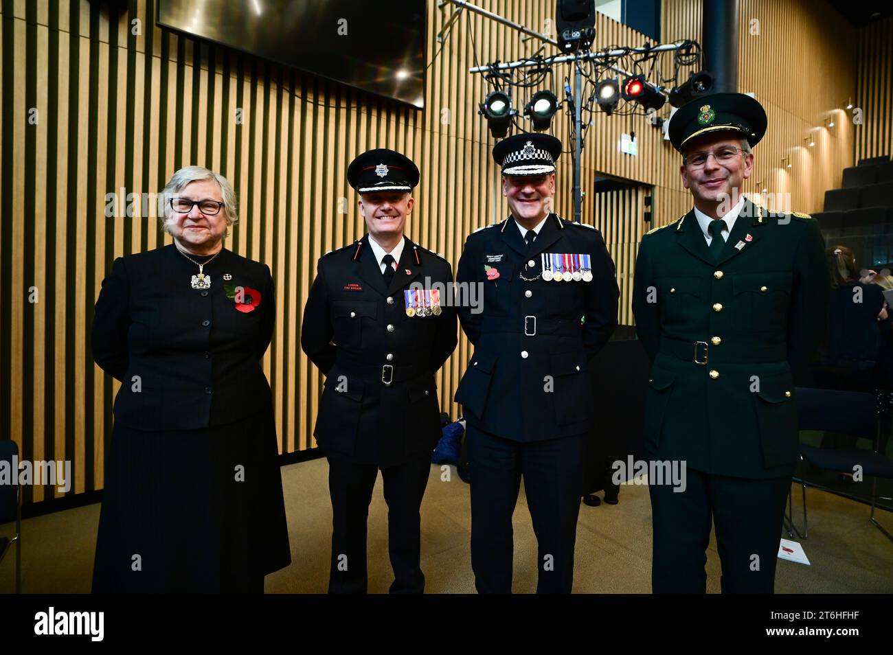 Municipio, Kamal Chunchie Way, Londra, Regno Unito. 10 novembre 2023. L'annuale City Hall Remembrance Day Service - commemorando e commemorando il servizio militare e civile è un evento congiunto con il sindaco di Londra, l'Assemblea di Londra e la City Hall Branch della Royal British Legion. Il servizio includerà la partecipazione di rappresentanti delle fedi musulmane, sikh, indù ed ebraiche. In occasione del 75° anniversario dell'arrivo di Windrush in Gran Bretagna, l'alto Commissario per la Giamaica, H. E. Alexander Williams parlerà alla congregazione. Credito: Vedere li/Picture Capital/Alamy Live News Foto Stock