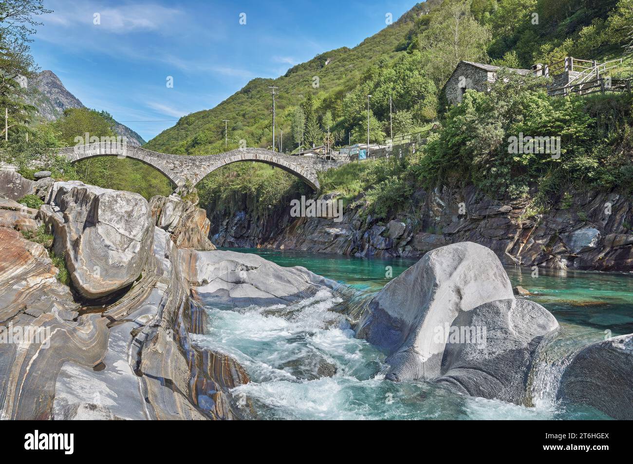 Famoso Ponte dei salti, Lavertezzo, Valle Verzasca, Canton Ticino, Svizzera Foto Stock