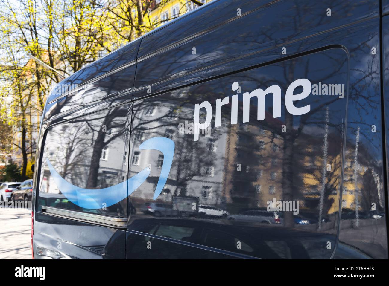 Monaco di Baviera, Germania - 5 aprile 2023: Iscrizione prime su un camion Amazon. Amazon è un'azienda multinazionale di e-commerce, prime è un de veloce a pagamento Foto Stock