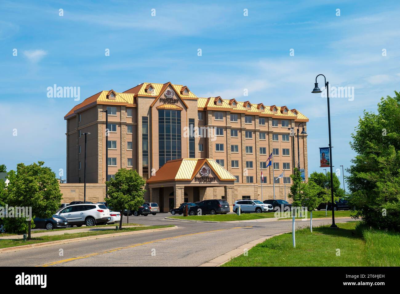 BEMIDJI, Minnesota – 3 giugno 2023: Double Tree by Hilton Hotel vista strada con veicoli nel parcheggio. Foto Stock