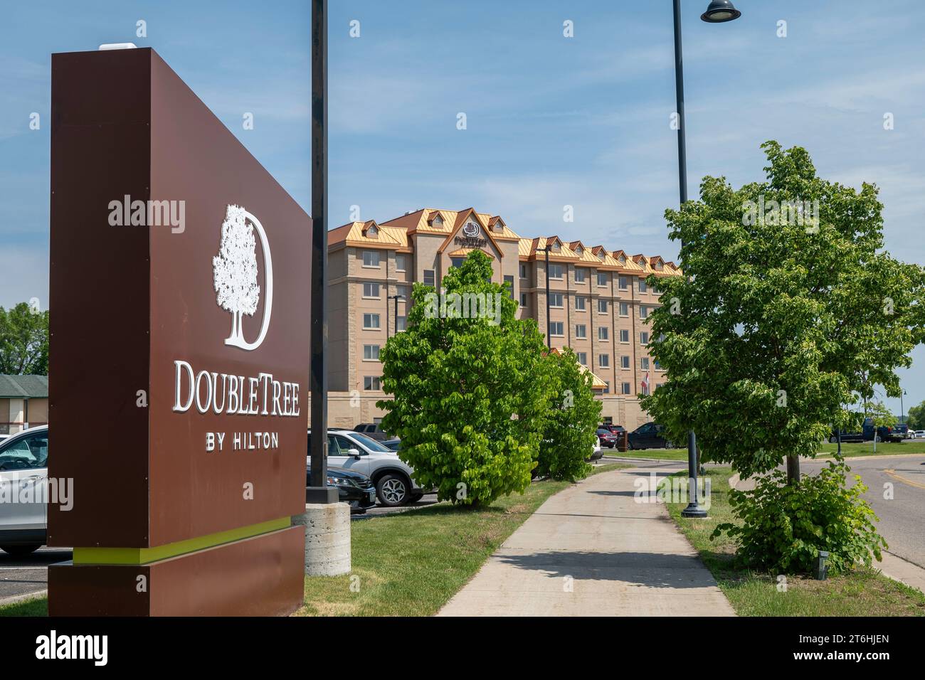 BEMIDJI, Minnesota - 3 giugno 2023: Insegna Double Tree by Hilton e vista marciapiede dell'edificio dell'hotel in una giornata di sole con i veicoli nel parcheggio. Foto Stock