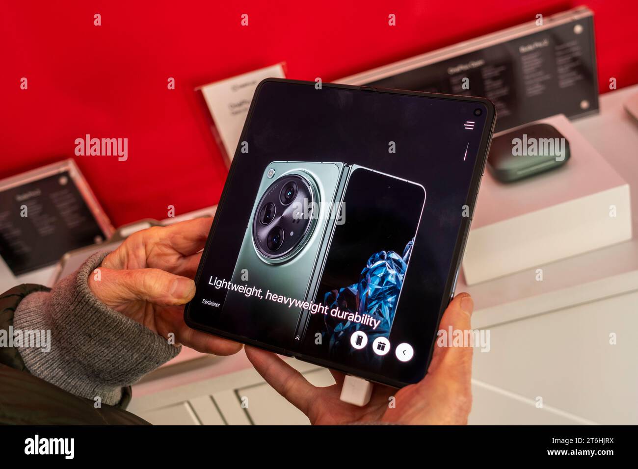 Un visitatore prova lo smartphone pieghevole OnePlus Open venerdì 3 novembre 2023 all'attivazione di un marchio in Flatiron Plaza a New York. (© Richard B. Levine) Foto Stock