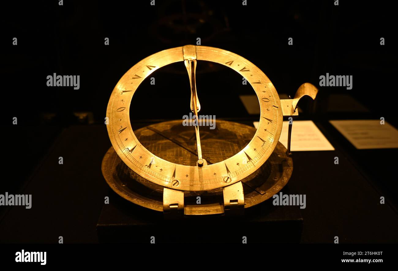 Il punto forte è una magnifica e rarissima mappa mondiale incentrata sulla Mecca islamica, un capolavoro della Persia safavide, che sarà protagonista della vendita di arte islamica e indiana il 14 novembre a Bonhams New Bond Street. La mappa, precedentemente esposta al Museo d'Arte di Harvard, e risalente all'ultimo quarto del XVII secolo, è la più bella e completa mappa del mondo incentrata sulla Mecca di soli tre esempi sopravvissuti (gli altri due sono stati scoperti nel 1989 e nel 1995) ed è il più importante strumento scientifico islamico mai offerto all'asta, con una stima di £ 1.500.000-2.000.000... Foto Stock