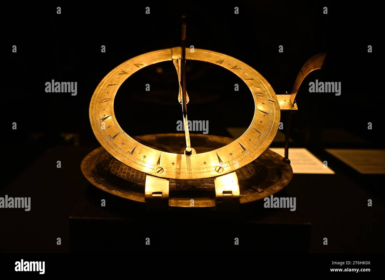 Il punto forte è una magnifica e rarissima mappa mondiale incentrata sulla Mecca islamica, un capolavoro della Persia safavide, che sarà protagonista della vendita di arte islamica e indiana il 14 novembre a Bonhams New Bond Street. La mappa, precedentemente esposta al Museo d'Arte di Harvard, e risalente all'ultimo quarto del XVII secolo, è la più bella e completa mappa del mondo incentrata sulla Mecca di soli tre esempi sopravvissuti (gli altri due sono stati scoperti nel 1989 e nel 1995) ed è il più importante strumento scientifico islamico mai offerto all'asta, con una stima di £ 1.500.000-2.000.000... Foto Stock