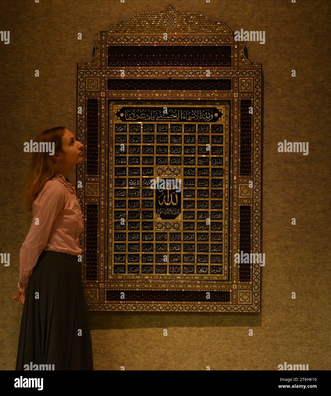 Il punto forte è una magnifica e rarissima mappa mondiale incentrata sulla Mecca islamica, un capolavoro della Persia safavide, che sarà protagonista della vendita di arte islamica e indiana il 14 novembre a Bonhams New Bond Street. La mappa, precedentemente esposta al Museo d'Arte di Harvard, e risalente all'ultimo quarto del XVII secolo, è la più bella e completa mappa del mondo incentrata sulla Mecca di soli tre esempi sopravvissuti (gli altri due sono stati scoperti nel 1989 e nel 1995) ed è il più importante strumento scientifico islamico mai offerto all'asta, con una stima di £ 1.500.000-2.000.000... Foto Stock