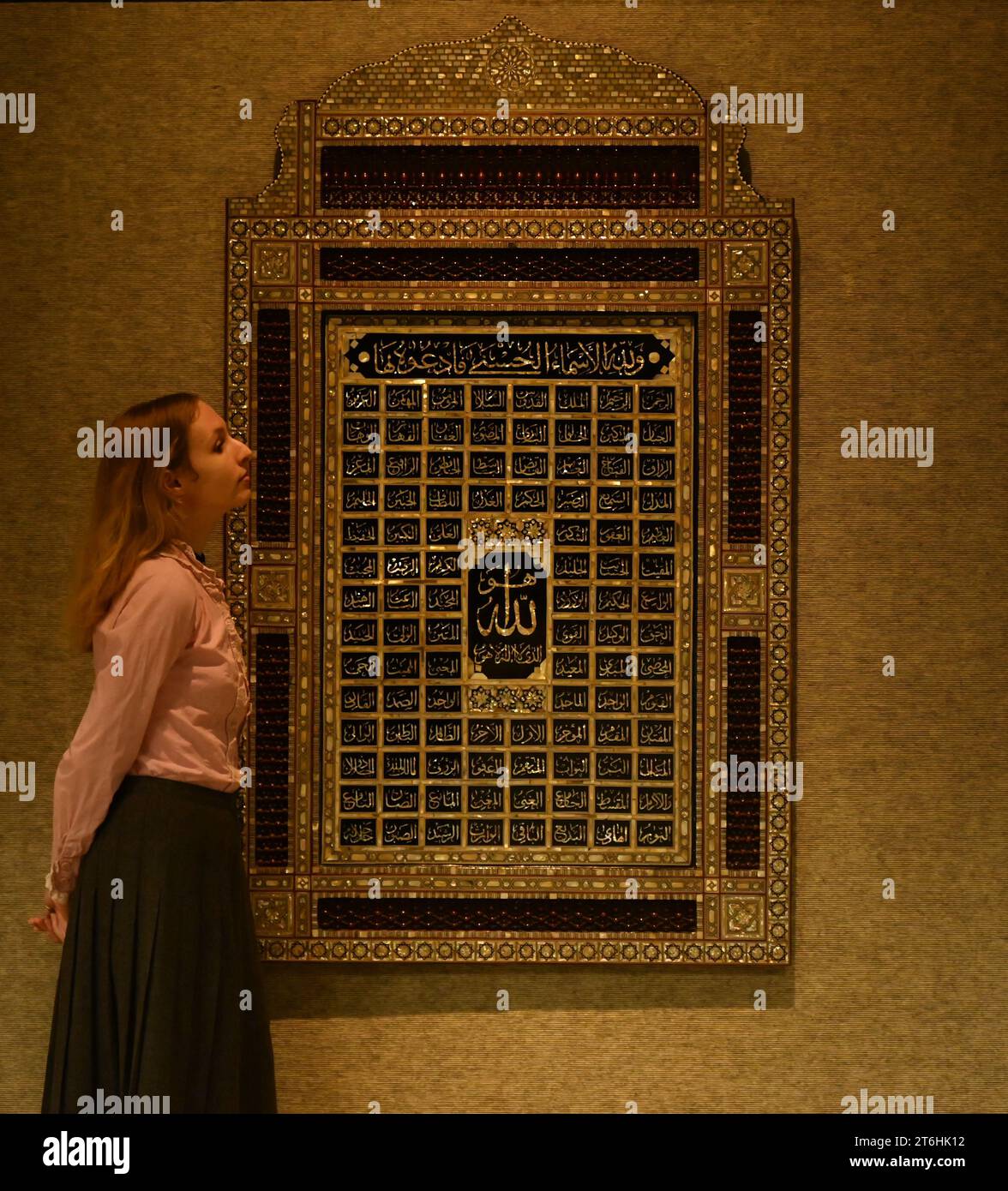 Il punto forte è una magnifica e rarissima mappa mondiale incentrata sulla Mecca islamica, un capolavoro della Persia safavide, che sarà protagonista della vendita di arte islamica e indiana il 14 novembre a Bonhams New Bond Street. La mappa, precedentemente esposta al Museo d'Arte di Harvard, e risalente all'ultimo quarto del XVII secolo, è la più bella e completa mappa del mondo incentrata sulla Mecca di soli tre esempi sopravvissuti (gli altri due sono stati scoperti nel 1989 e nel 1995) ed è il più importante strumento scientifico islamico mai offerto all'asta, con una stima di £ 1.500.000-2.000.000... Foto Stock