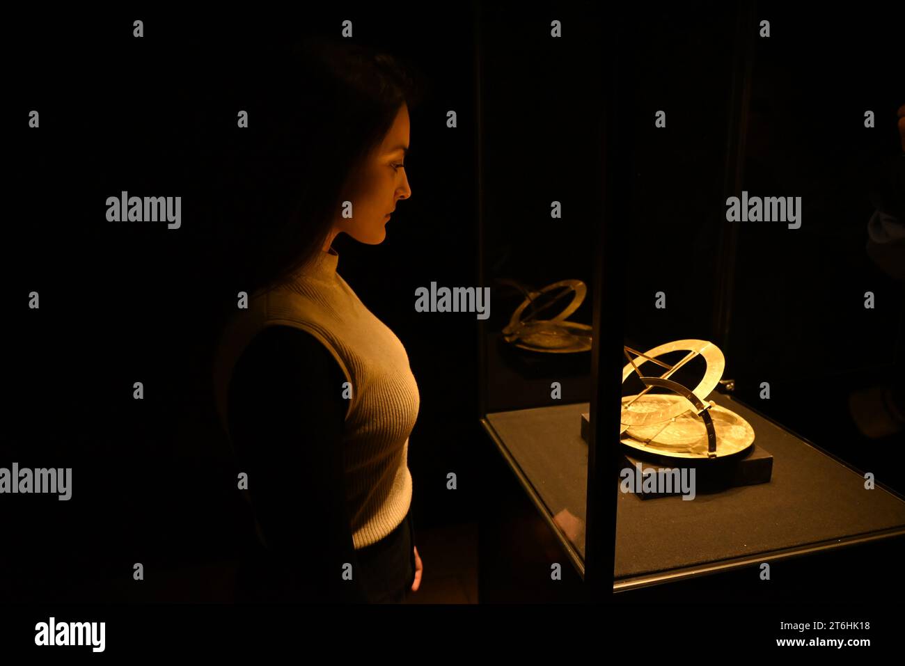 Il punto forte è una magnifica e rarissima mappa mondiale incentrata sulla Mecca islamica, un capolavoro della Persia safavide, che sarà protagonista della vendita di arte islamica e indiana il 14 novembre a Bonhams New Bond Street. La mappa, precedentemente esposta al Museo d'Arte di Harvard, e risalente all'ultimo quarto del XVII secolo, è la più bella e completa mappa del mondo incentrata sulla Mecca di soli tre esempi sopravvissuti (gli altri due sono stati scoperti nel 1989 e nel 1995) ed è il più importante strumento scientifico islamico mai offerto all'asta, con una stima di £ 1.500.000-2.000.000... Foto Stock