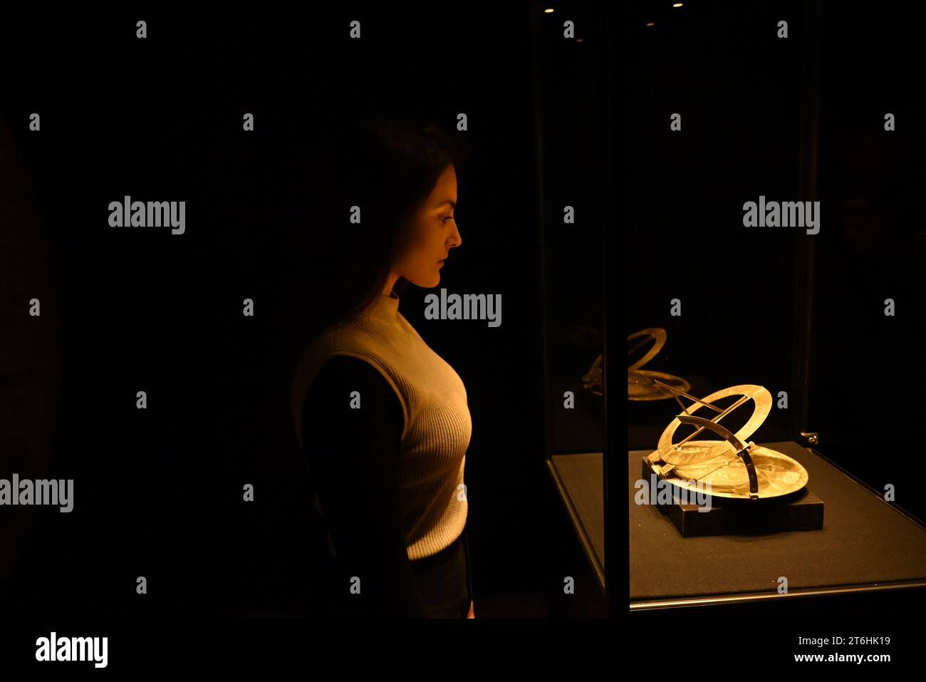 Il punto forte è una magnifica e rarissima mappa mondiale incentrata sulla Mecca islamica, un capolavoro della Persia safavide, che sarà protagonista della vendita di arte islamica e indiana il 14 novembre a Bonhams New Bond Street. La mappa, precedentemente esposta al Museo d'Arte di Harvard, e risalente all'ultimo quarto del XVII secolo, è la più bella e completa mappa del mondo incentrata sulla Mecca di soli tre esempi sopravvissuti (gli altri due sono stati scoperti nel 1989 e nel 1995) ed è il più importante strumento scientifico islamico mai offerto all'asta, con una stima di £ 1.500.000-2.000.000... Foto Stock