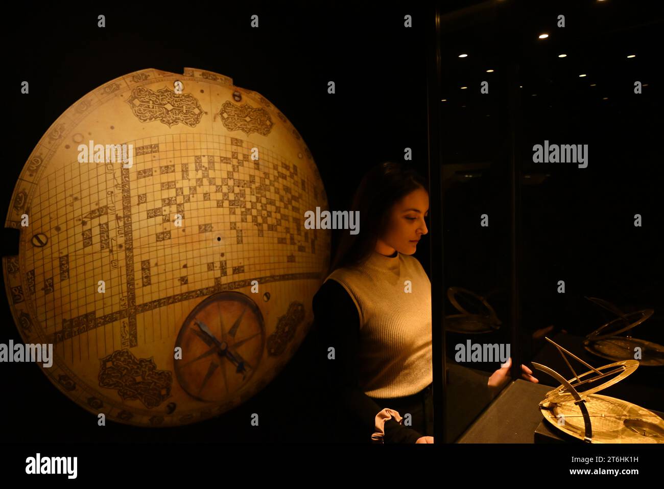 Il punto forte è una magnifica e rarissima mappa mondiale incentrata sulla Mecca islamica, un capolavoro della Persia safavide, che sarà protagonista della vendita di arte islamica e indiana il 14 novembre a Bonhams New Bond Street. La mappa, precedentemente esposta al Museo d'Arte di Harvard, e risalente all'ultimo quarto del XVII secolo, è la più bella e completa mappa del mondo incentrata sulla Mecca di soli tre esempi sopravvissuti (gli altri due sono stati scoperti nel 1989 e nel 1995) ed è il più importante strumento scientifico islamico mai offerto all'asta, con una stima di £ 1.500.000-2.000.000... Foto Stock