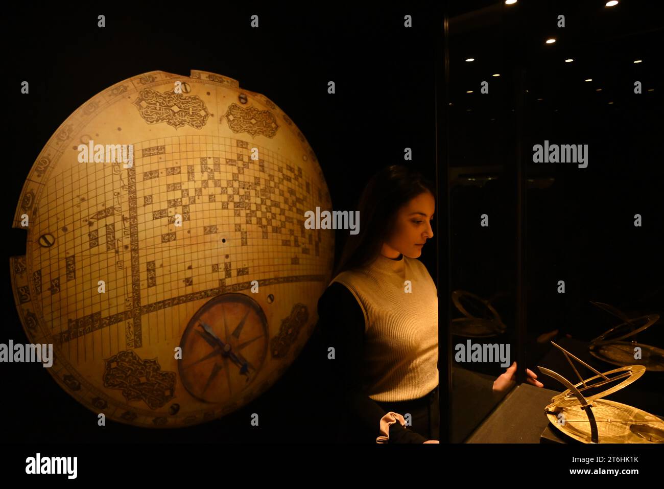 Il punto forte è una magnifica e rarissima mappa mondiale incentrata sulla Mecca islamica, un capolavoro della Persia safavide, che sarà protagonista della vendita di arte islamica e indiana il 14 novembre a Bonhams New Bond Street. La mappa, precedentemente esposta al Museo d'Arte di Harvard, e risalente all'ultimo quarto del XVII secolo, è la più bella e completa mappa del mondo incentrata sulla Mecca di soli tre esempi sopravvissuti (gli altri due sono stati scoperti nel 1989 e nel 1995) ed è il più importante strumento scientifico islamico mai offerto all'asta, con una stima di £ 1.500.000-2.000.000... Foto Stock