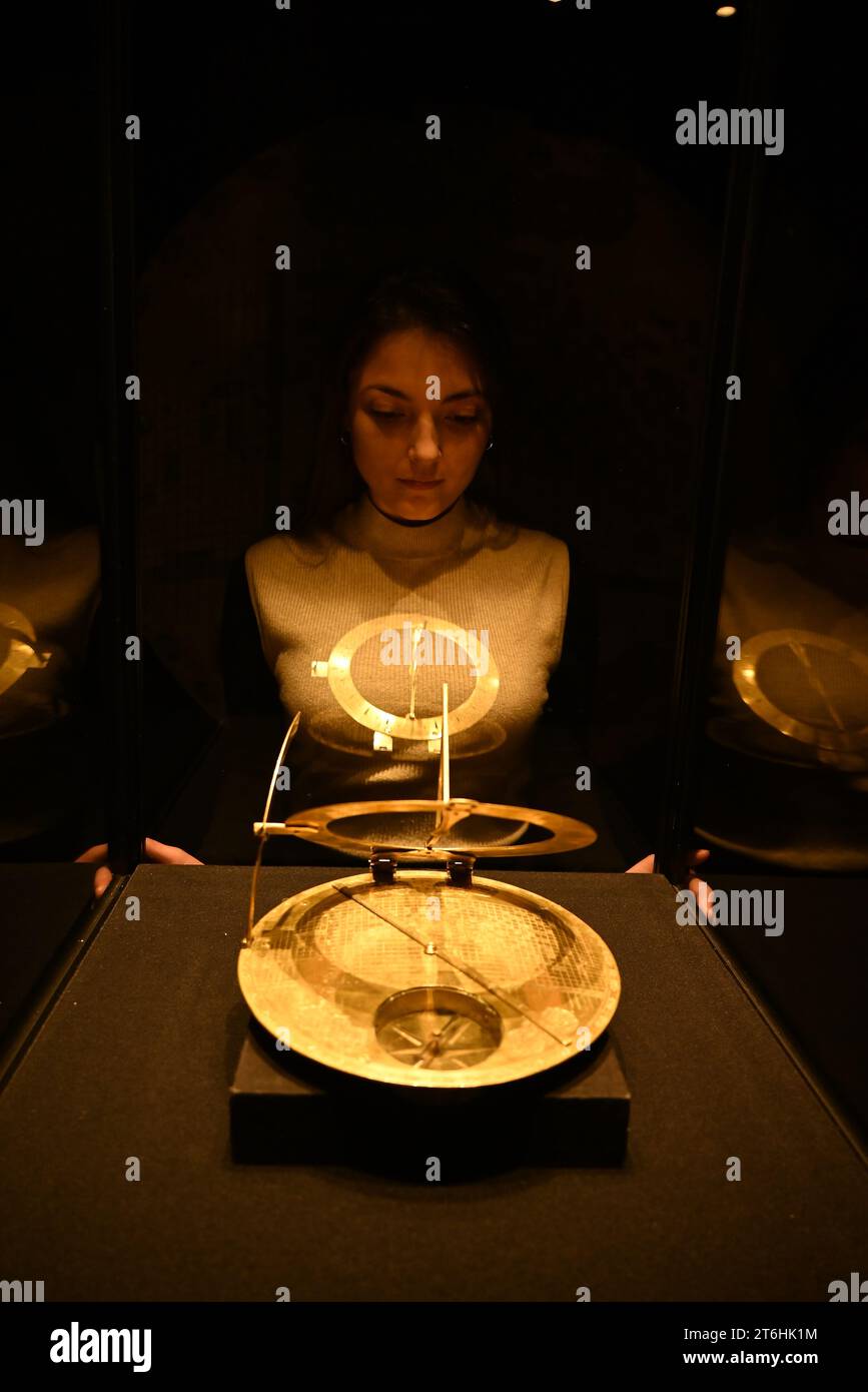 Il punto forte è una magnifica e rarissima mappa mondiale incentrata sulla Mecca islamica, un capolavoro della Persia safavide, che sarà protagonista della vendita di arte islamica e indiana il 14 novembre a Bonhams New Bond Street. La mappa, precedentemente esposta al Museo d'Arte di Harvard, e risalente all'ultimo quarto del XVII secolo, è la più bella e completa mappa del mondo incentrata sulla Mecca di soli tre esempi sopravvissuti (gli altri due sono stati scoperti nel 1989 e nel 1995) ed è il più importante strumento scientifico islamico mai offerto all'asta, con una stima di £ 1.500.000-2.000.000... Foto Stock