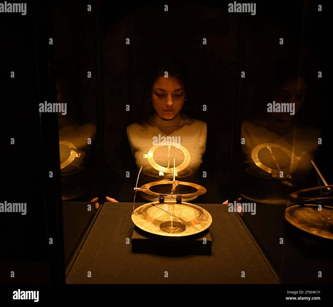 Il punto forte è una magnifica e rarissima mappa mondiale incentrata sulla Mecca islamica, un capolavoro della Persia safavide, che sarà protagonista della vendita di arte islamica e indiana il 14 novembre a Bonhams New Bond Street. La mappa, precedentemente esposta al Museo d'Arte di Harvard, e risalente all'ultimo quarto del XVII secolo, è la più bella e completa mappa del mondo incentrata sulla Mecca di soli tre esempi sopravvissuti (gli altri due sono stati scoperti nel 1989 e nel 1995) ed è il più importante strumento scientifico islamico mai offerto all'asta, con una stima di £ 1.500.000-2.000.000... Foto Stock