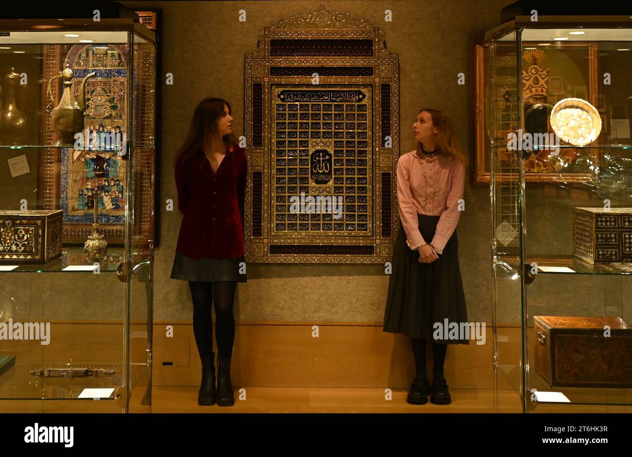 Il punto forte è una magnifica e rarissima mappa mondiale incentrata sulla Mecca islamica, un capolavoro della Persia safavide, che sarà protagonista della vendita di arte islamica e indiana il 14 novembre a Bonhams New Bond Street. La mappa, precedentemente esposta al Museo d'Arte di Harvard, e risalente all'ultimo quarto del XVII secolo, è la più bella e completa mappa del mondo incentrata sulla Mecca di soli tre esempi sopravvissuti (gli altri due sono stati scoperti nel 1989 e nel 1995) ed è il più importante strumento scientifico islamico mai offerto all'asta, con una stima di £ 1.500.000-2.000.000... Foto Stock