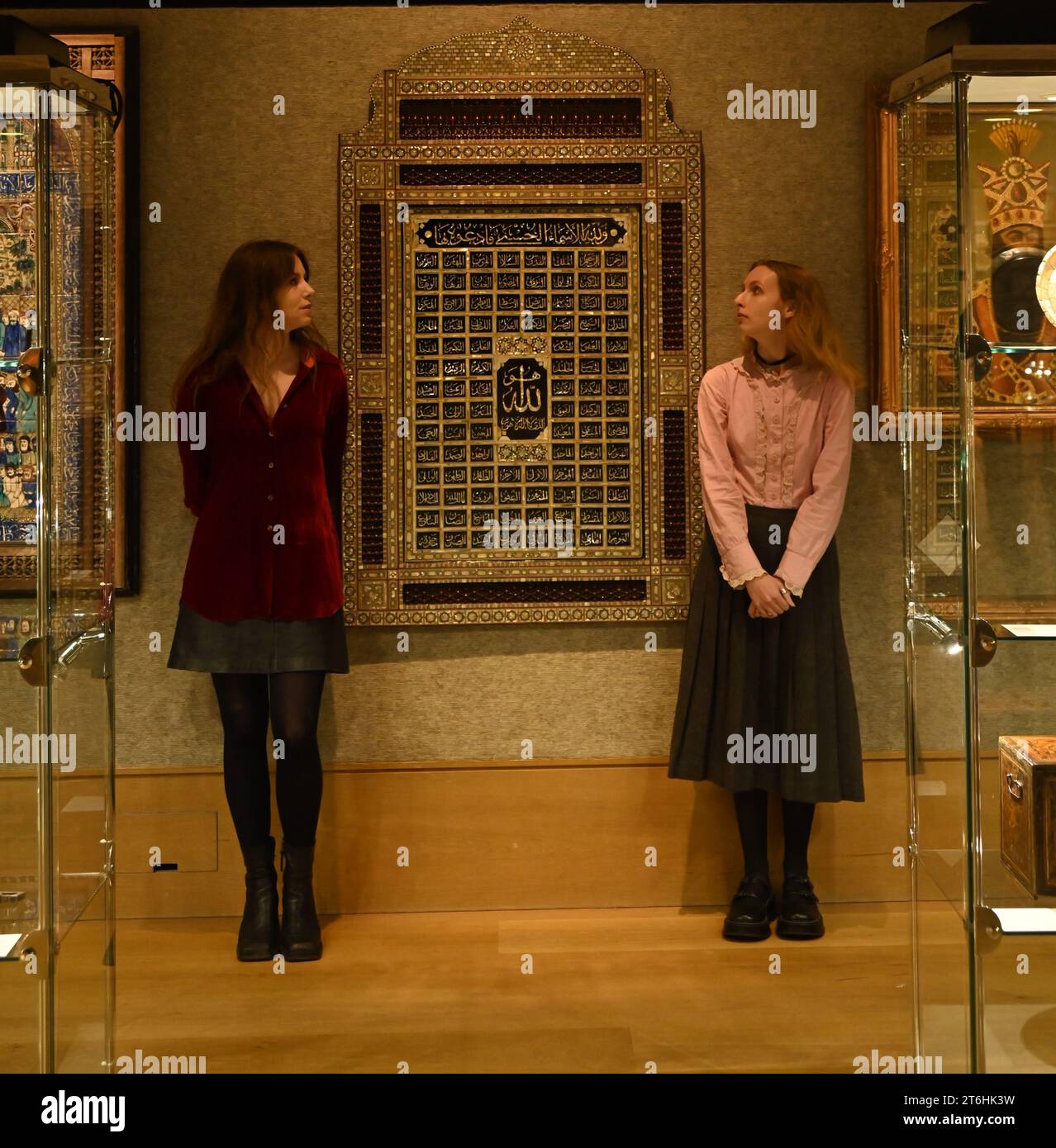 Il punto forte è una magnifica e rarissima mappa mondiale incentrata sulla Mecca islamica, un capolavoro della Persia safavide, che sarà protagonista della vendita di arte islamica e indiana il 14 novembre a Bonhams New Bond Street. La mappa, precedentemente esposta al Museo d'Arte di Harvard, e risalente all'ultimo quarto del XVII secolo, è la più bella e completa mappa del mondo incentrata sulla Mecca di soli tre esempi sopravvissuti (gli altri due sono stati scoperti nel 1989 e nel 1995) ed è il più importante strumento scientifico islamico mai offerto all'asta, con una stima di £ 1.500.000-2.000.000... Foto Stock