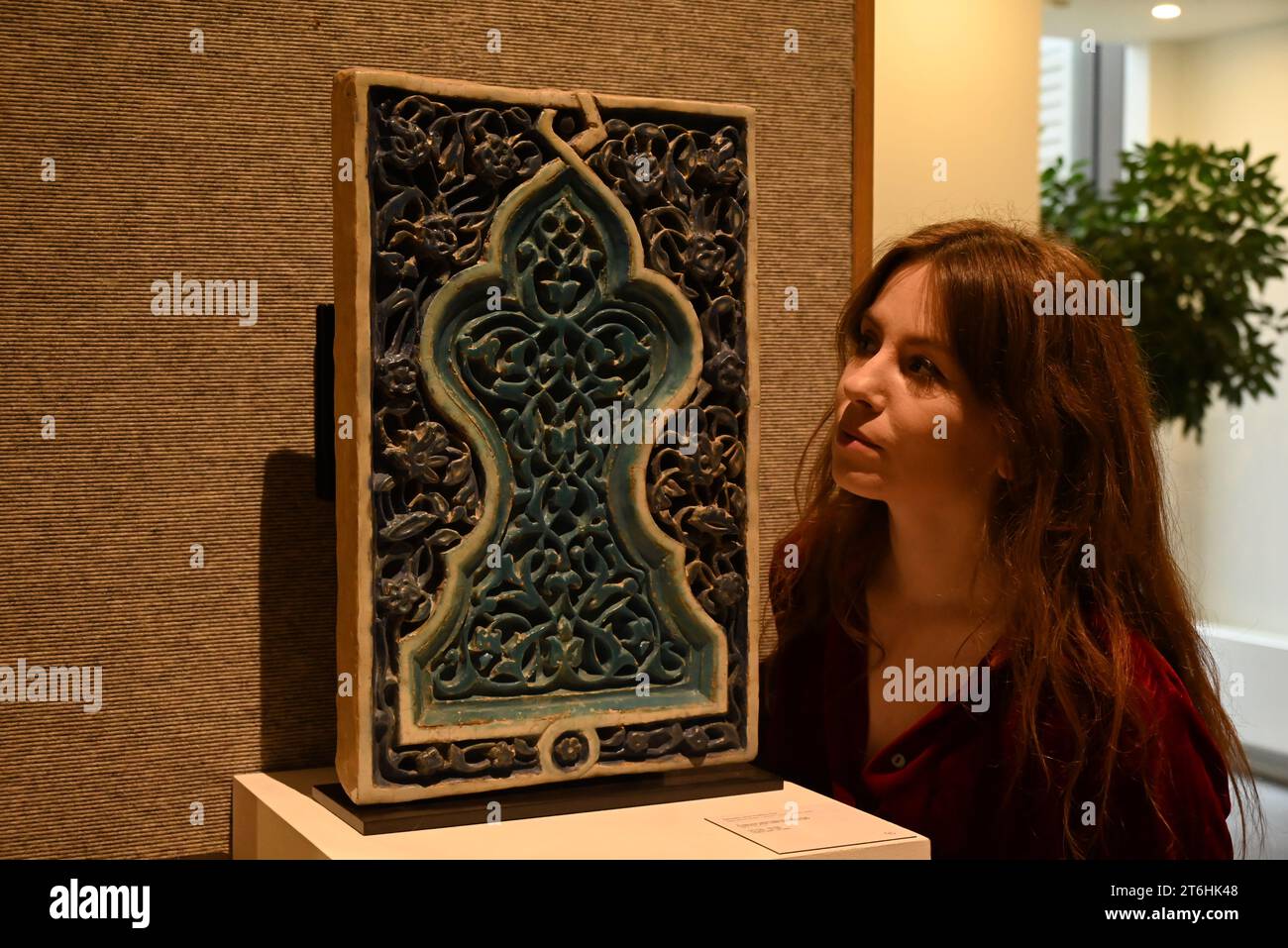 Il punto forte è una magnifica e rarissima mappa mondiale incentrata sulla Mecca islamica, un capolavoro della Persia safavide, che sarà protagonista della vendita di arte islamica e indiana il 14 novembre a Bonhams New Bond Street. La mappa, precedentemente esposta al Museo d'Arte di Harvard, e risalente all'ultimo quarto del XVII secolo, è la più bella e completa mappa del mondo incentrata sulla Mecca di soli tre esempi sopravvissuti (gli altri due sono stati scoperti nel 1989 e nel 1995) ed è il più importante strumento scientifico islamico mai offerto all'asta, con una stima di £ 1.500.000-2.000.000... Foto Stock