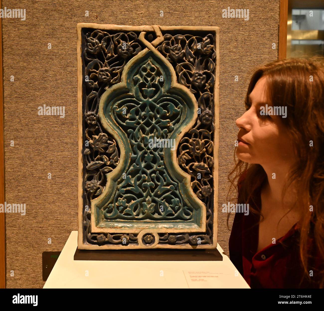 Il punto forte è una magnifica e rarissima mappa mondiale incentrata sulla Mecca islamica, un capolavoro della Persia safavide, che sarà protagonista della vendita di arte islamica e indiana il 14 novembre a Bonhams New Bond Street. La mappa, precedentemente esposta al Museo d'Arte di Harvard, e risalente all'ultimo quarto del XVII secolo, è la più bella e completa mappa del mondo incentrata sulla Mecca di soli tre esempi sopravvissuti (gli altri due sono stati scoperti nel 1989 e nel 1995) ed è il più importante strumento scientifico islamico mai offerto all'asta, con una stima di £ 1.500.000-2.000.000... Foto Stock