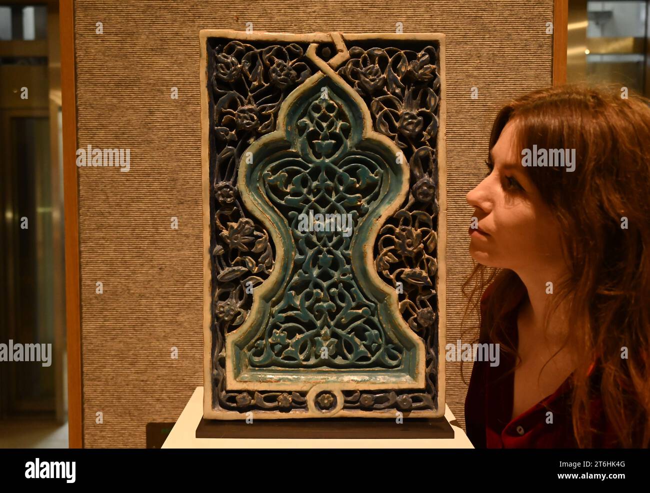 Il punto forte è una magnifica e rarissima mappa mondiale incentrata sulla Mecca islamica, un capolavoro della Persia safavide, che sarà protagonista della vendita di arte islamica e indiana il 14 novembre a Bonhams New Bond Street. La mappa, precedentemente esposta al Museo d'Arte di Harvard, e risalente all'ultimo quarto del XVII secolo, è la più bella e completa mappa del mondo incentrata sulla Mecca di soli tre esempi sopravvissuti (gli altri due sono stati scoperti nel 1989 e nel 1995) ed è il più importante strumento scientifico islamico mai offerto all'asta, con una stima di £ 1.500.000-2.000.000... Foto Stock