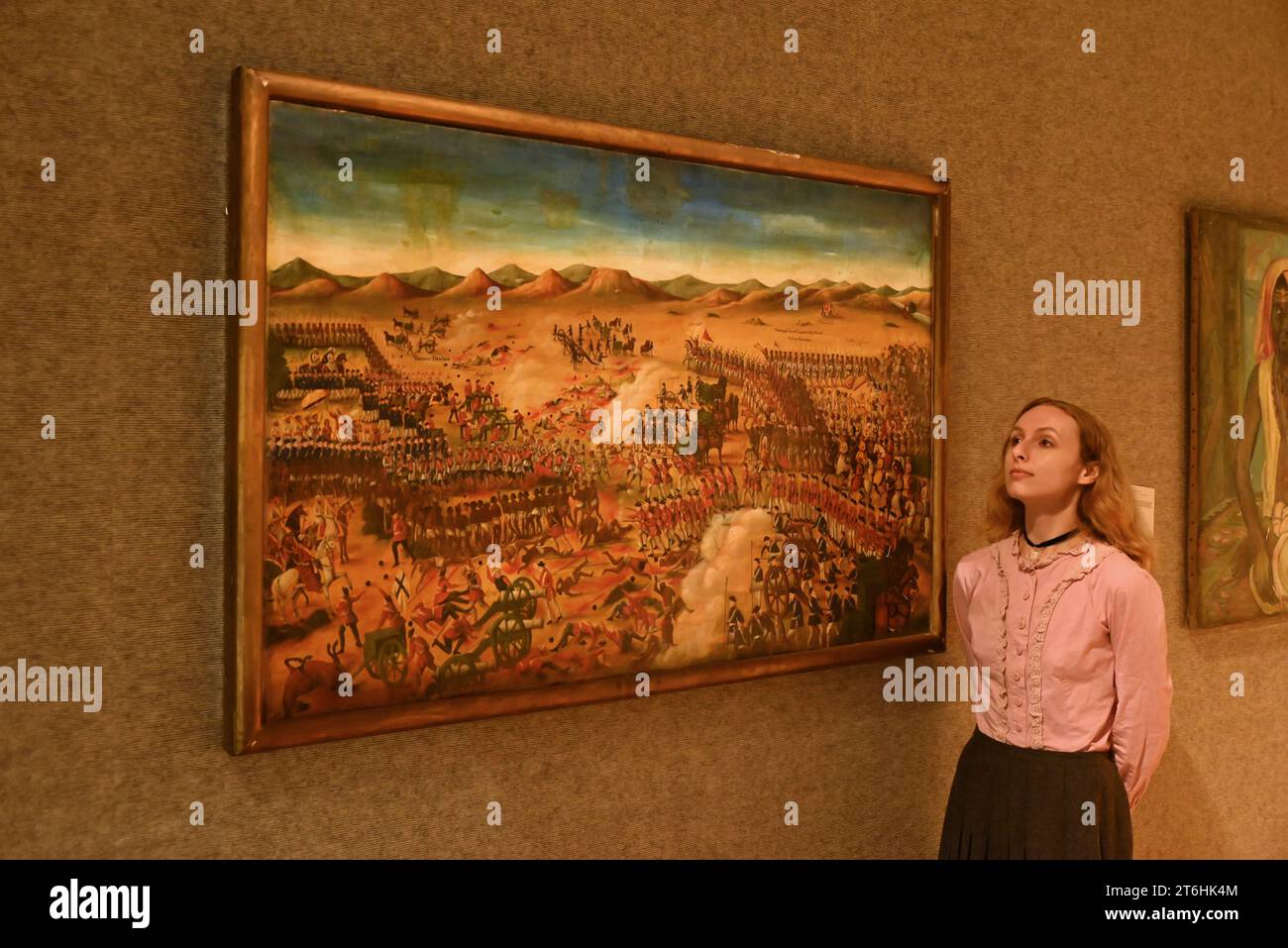 Il punto forte è una magnifica e rarissima mappa mondiale incentrata sulla Mecca islamica, un capolavoro della Persia safavide, che sarà protagonista della vendita di arte islamica e indiana il 14 novembre a Bonhams New Bond Street. La mappa, precedentemente esposta al Museo d'Arte di Harvard, e risalente all'ultimo quarto del XVII secolo, è la più bella e completa mappa del mondo incentrata sulla Mecca di soli tre esempi sopravvissuti (gli altri due sono stati scoperti nel 1989 e nel 1995) ed è il più importante strumento scientifico islamico mai offerto all'asta, con una stima di £ 1.500.000-2.000.000... Foto Stock